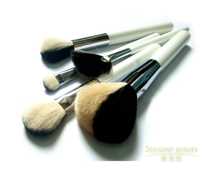 如何根據(jù)季節(jié)變化或妝容趨勢，更新成套化妝刷的配置？