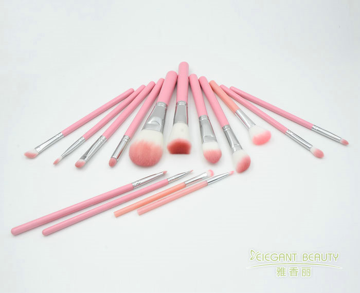 化妝刷的獨特魅力：為何它比手指更適合上妝？